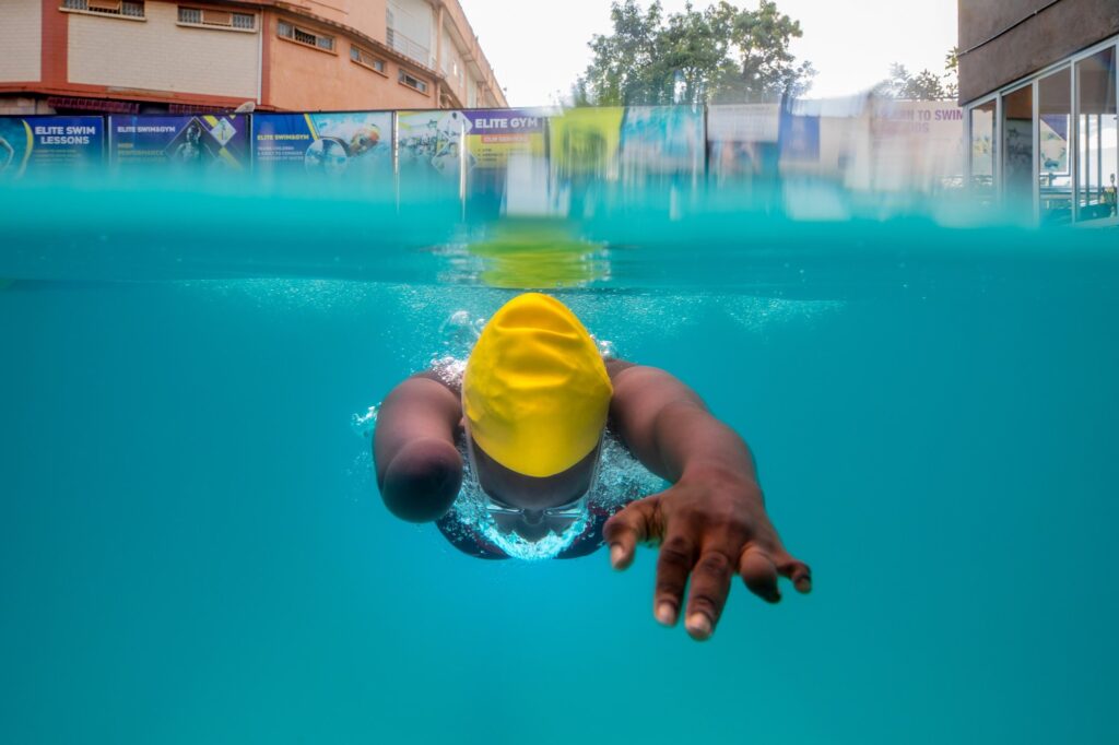 Husnah powers through the water in a strong front stroke, her face partially submerged as she swims straight toward us. Bubbles rise from her mouth, and her movement radiates strength and determination. Though she has a partially amputated arm, nothing holds her back. Swimming has become a form of freedom for Husnah, as she explains; “Swimming was for me an escape from being really shy. I was always hiding my disability, because people look at me weirdly when they see my arm. So I’d always wear a sweater the whole day, even when it was hot, so people couldn’t see my hand. But when I started swimming, I learned to be more confident about myself.”
